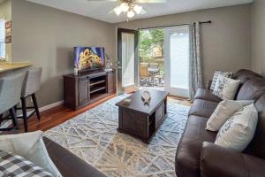 Et tv og/eller underholdning på Log Bunk Bed, Playhouse, & TeePee-Willow Trace Retreat 5mi to Dollywood