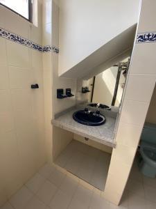 a bathroom with a sink and a toilet at CASA ABEDULES 14 CONDOMINIO RESIDENCIAL SAN MARCOS POBLADO in Ricaurte