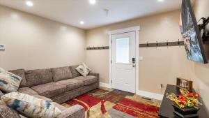 ein Wohnzimmer mit einem Sofa und einem Fenster in der Unterkunft Teton Crest Apartment in Driggs