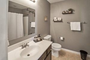 Et badeværelse på Log Bunk Bed, Playhouse, & TeePee-Willow Trace Retreat 5mi to Dollywood + 29 billeder