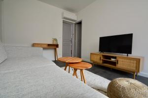1 dormitorio con 1 cama y TV de pantalla plana en Le Limoni - Climatisé avec Patio privatif, en Brignoles