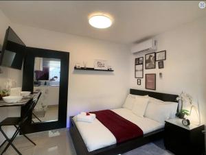 een slaapkamer met een bed, een bureau en een keuken bij La A&B Bella vista in Los Prados