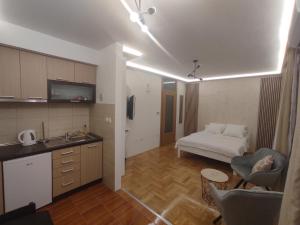Cette chambre dispose d'une cuisine et d'un lit. dans l'établissement Studio Apartman Lukavica, à Sarajevo