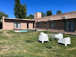 a house with a table and chairs in the yard at Chalet La Gringa in San Rafael