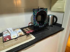 a counter with a mirror and a coffee maker on it at PRECiOSO ÁTICO in Majadahonda