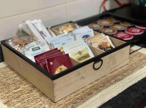 una caja de madera llena de diferentes tipos de galletas y donuts en PRECiOSO ÁTICO, en Majadahonda