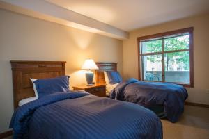 1 dormitorio con 2 camas y ventana en 3205 - Two Bedroom Standard Powderhorn Lodge condo en Solitude