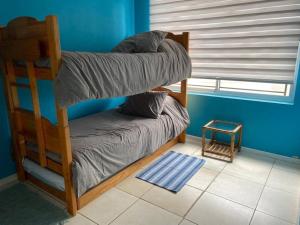 Giường trong phòng chung tại Depto amplio y cómodo para 6 a una cuadra playa +20 ảnh