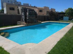 Hồ bơi trong/gần Depto amplio y cómodo para 6 a una cuadra playa