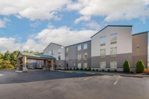 Best Western Plus Russellville Hotel & Suites في Russellville: تقديم فندق بموقف