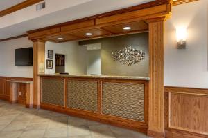 a lobby with a bar with a large mirror at Best Western Plus Capital Inn in Jefferson City