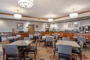 ein Restaurant mit Tischen und Stühlen und eine Bar in der Unterkunft Best Western Plus Capital Inn in Jefferson City