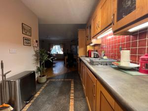 Fernway Residence entire property的厨房或小厨房
