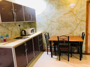 a kitchen with a table and chairs in a room at Afaq Al Raha in Khamis Mushayt