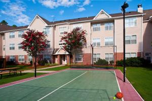 una pista de tenis frente a un edificio en Sonesta ES Suites Birmingham Homewood, en Birmingham