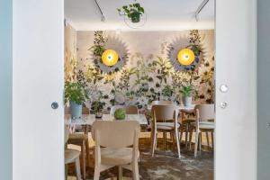 un comedor con mesas, sillas y flores en la pared en Best Western Hotel Danderyd en Danderyd