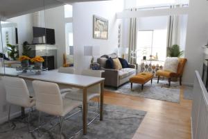 Et opholdsområde på Stylish Modern 4 Story Loft