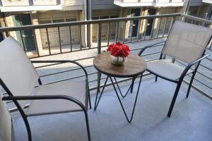 En balkon eller terrasse på Stylish Modern 4 Story Loft