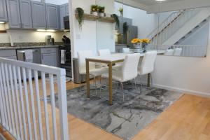 Køkken eller tekøkken på Stylish Modern 4 Story Loft + 10 billeder