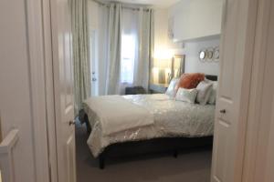 En eller flere senge i et værelse på Stylish Modern 4 Story Loft