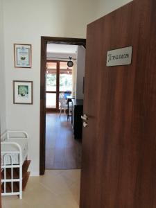 eine Tür mit einem Schild, auf dem die Zeit für die Inspektion angezeigt wird in der Unterkunft Студио "Птича Песен" - Studio "Birdsong", Смолянски езера in Smoljan