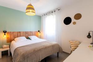 Un dormitorio con una cama grande y una ventana en Appartement cosy en Biscarrosse