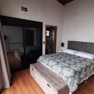 - une chambre avec un grand lit dans l'établissement Refúgio na montanha, à São Francisco Xavier