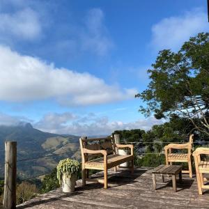 - deux chaises et un banc sur une terrasse avec vue dans l'établissement Refúgio na montanha, à São Francisco Xavier