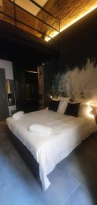 A bed or beds in a room at Sant'Andrea - Luxury Rooms in Vucciria