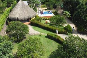 an aerial view of a resort with a swimming pool at Casa de campo en Turbaco Mi Favorita in Turbaco