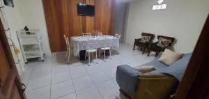 a living room with a table and a couch at Departamentos extension Casa Paraíso in Manta