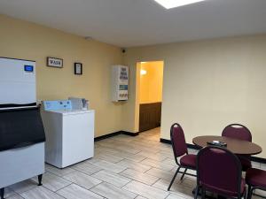 une salle d'attente avec une table et un réfrigérateur dans l'établissement Motel Boutique by Wolf Inn, à Milan