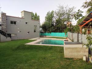 Casa Majo في بوتريرو دي لوس فونيس: حديقة خلفية مع مسبح بجوار منزل