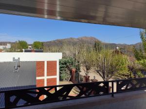 een uitzicht vanaf het balkon van een huis met bergen op de achtergrond bij Casa Majo in Potrero de los Funes