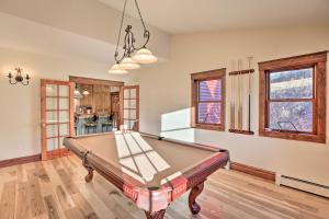 ein Wohnzimmer mit einem Billardtisch in der Unterkunft Conifer Charmer with Spectacular View on 100 Acres! in Conifer