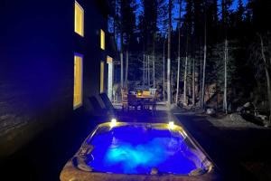 una piscina con luces en un patio por la noche en Modern Mtn Cabin Less Than 2 Mi to St Marys Glacier, en Idaho Springs