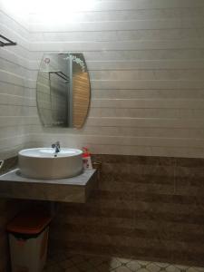 uma casa de banho com um lavatório e um espelho em Ngan Giang Guesthouse em Phu Quoc