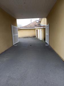 un parking vide avec deux portes de garage blanches dans l'établissement GABAO, à La Teste-de-Buch