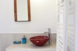 a bathroom with a bowl sink and a mirror at Meraki Lofts in El Chalten