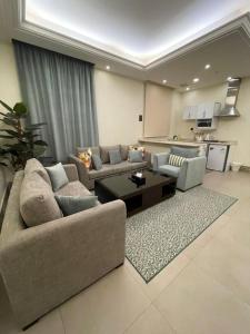 حلم الأرجان في الرياض: غرفة معيشة مع كنبتين ومطبخ