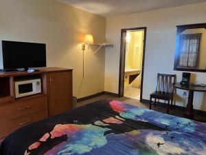 - une chambre avec un lit et une télévision sur une commode dans l'établissement Motel Boutique by Wolf Inn, à Milan