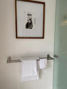 baño con toallero eléctrico y una foto en la pared en Alfred Road en Londres
