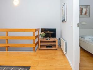 Habitación pequeña con cama y TV. en 6 person holiday home in H jer, en Højer