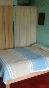 een slaapkamer met 2 aparte bedden in een kamer bij Habitaciones disponibles en los nogales Pátzcuaro in Pátzcuaro
