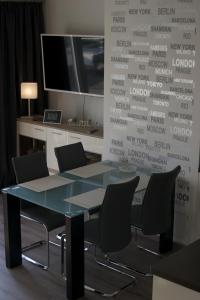 una sala de conferencias con mesa de cristal y sillas en Hommage Appartements en Waren