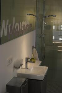 een badkamer met een wastafel en een douche bij Hommage Appartements in Waren