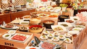 una línea de buffet con muchos tipos diferentes de comida en Kyukamura Rikuchu-Miyako, en Miyako