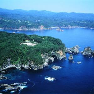una isla en medio de un cuerpo de agua en Kyukamura Rikuchu-Miyako, en Miyako