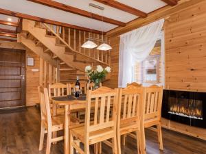 comedor con mesa, sillas y chimenea en Big Cottages in Rewal en Rewal