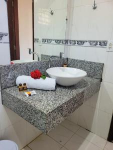 um balcão de casa de banho com um lavatório e uma banheira em POUSADA TOCA DO LOBO na Ilha de Boipeba